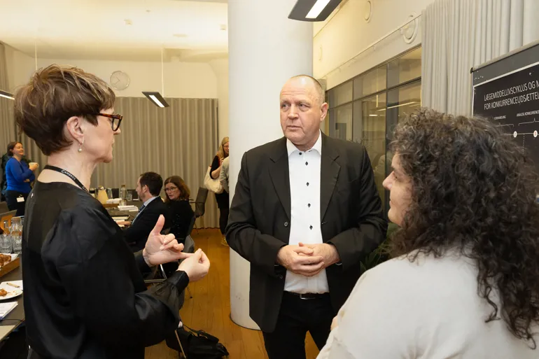 From the left Hulda Harðardóttir (Iceland) and Flemming Sonne (Danmark) talk to a representant for HERA. Photo: Anne-Li Engström